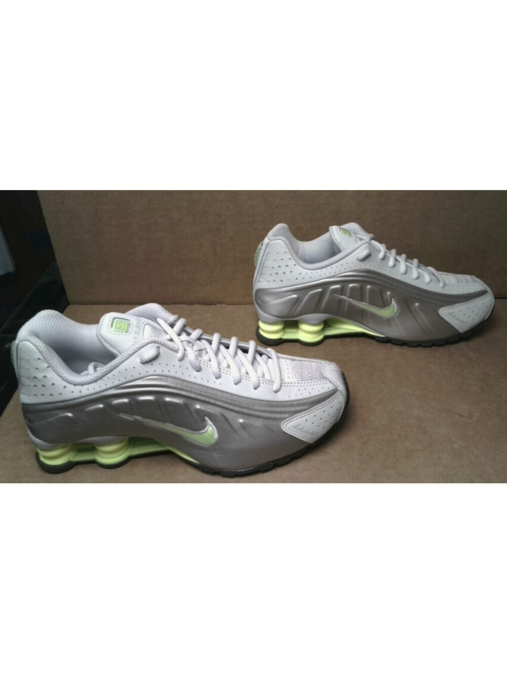 Size 5Y Nike Shox R4 (GS) College Grey/Volt-Vast Grey Gris College/Volt
